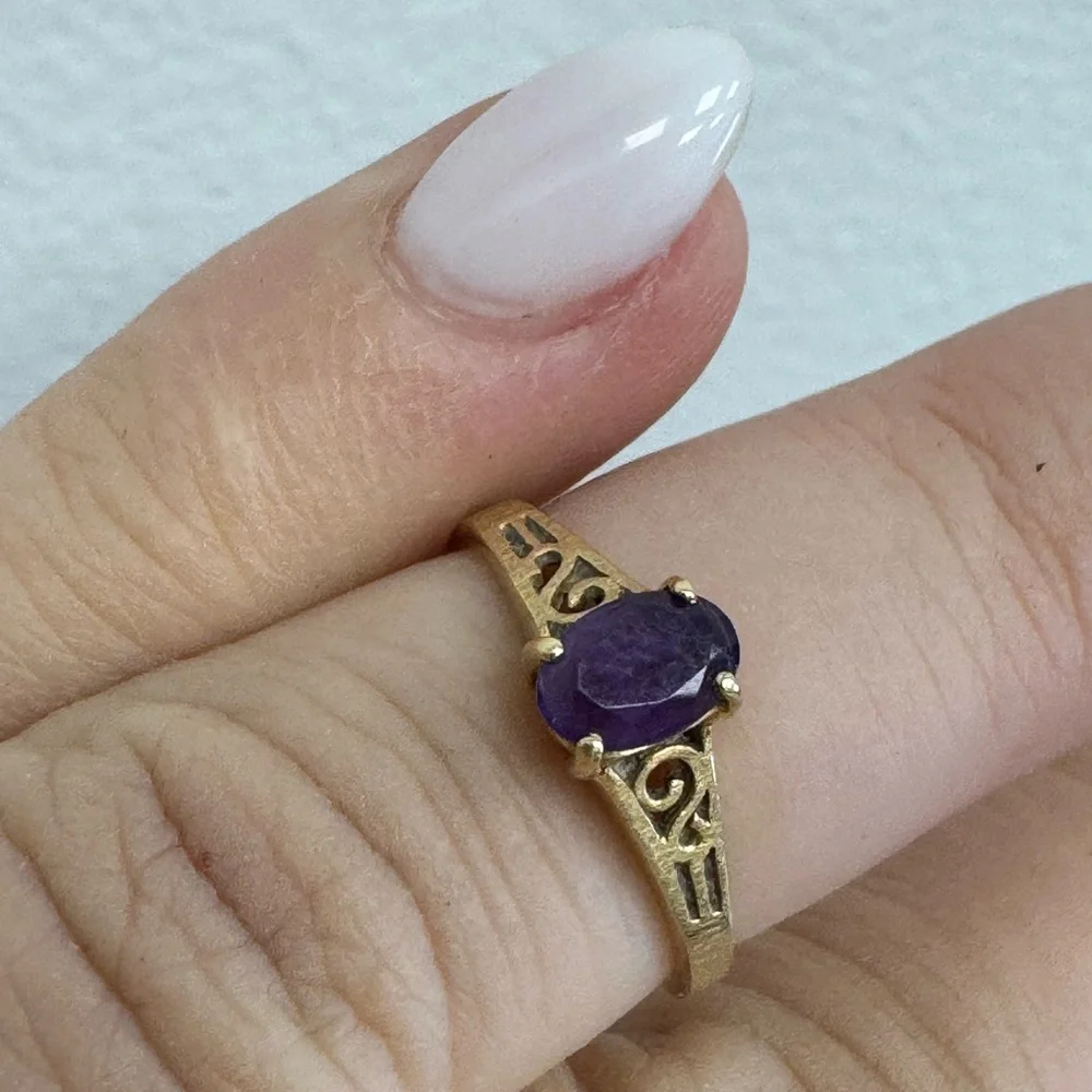 14K yellow gold and amethyst estate sale find filigree dainty size 4.5 ring 1.5g
